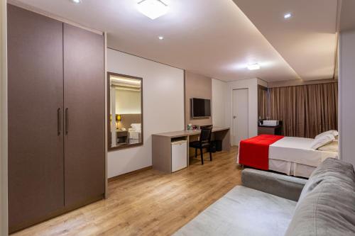 弗洛里亚诺波利斯法洛尔达伊拉酒店的一间卧室配有一张床和一张书桌