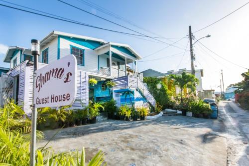基督教堂市Shama's Guest House的带有旅馆标志的房子