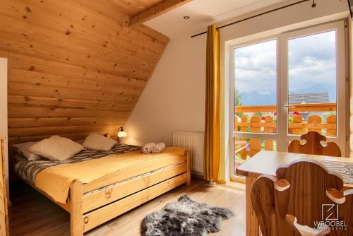 考斯赛力克Noclegi u Gabrysi的一间卧室设有一张床和一个大窗户