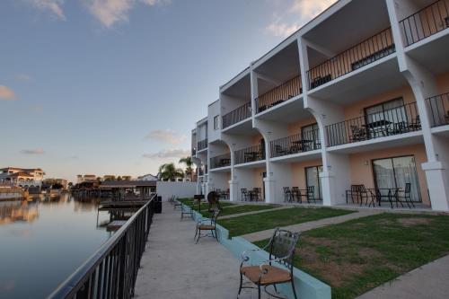 南帕诸岛WindWater Hotel and Marina的水边设有桌椅的酒店