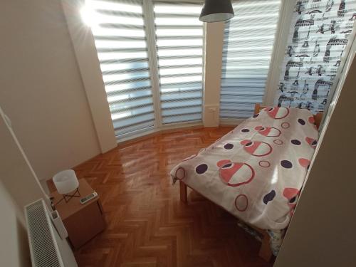 大格拉迪什泰Apartman STANKOVIĆ的一间铺有木地板的小卧室,配有一张床
