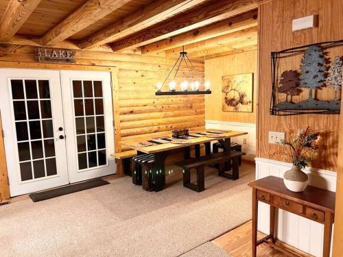 BasyeOne of a Kind Rustic Log Cabin near Bryce Resort - Large Game Room - Fire Pit - Large Deck - BBQ的小木屋内带桌子的房间
