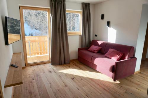 拉辛Seeberhof的带沙发和大窗户的客厅