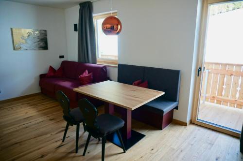 拉辛Seeberhof的客厅配有桌子和沙发