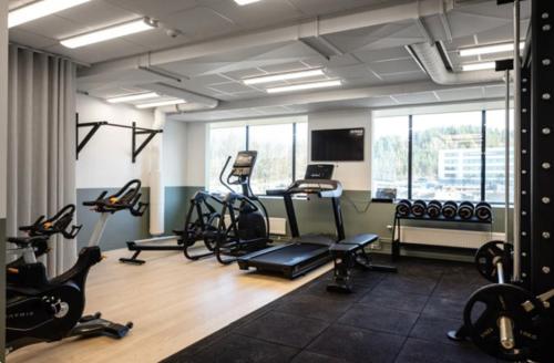 斯德哥尔摩Solna Property Apartment的健身房设有数台跑步机和健身自行车