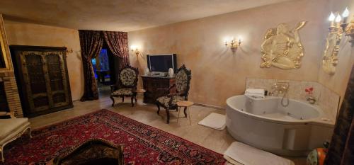 科法德比安Faqra Palace的带浴缸和桌椅的大型浴室