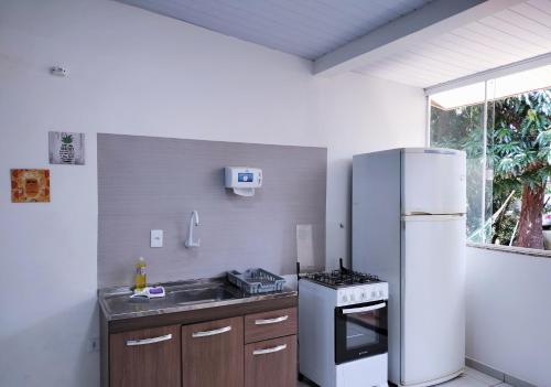 伊瓜苏Ikigai Brasil Houses的厨房配有白色冰箱和水槽