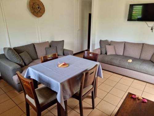 利富岛Hotel Oasis de Kiamu的客厅配有桌子和沙发
