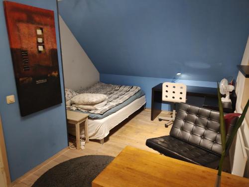 斯德哥尔摩Pink House Room#2 Stockholm的小房间设有床和镜子