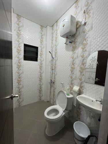 巴图苏迪的度假屋的一间带卫生间和水槽的浴室