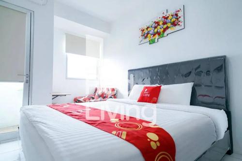 ParungtandjungRedLiving Apartemen Gunung Putri Square - Sansan Room with Netlfix的一间卧室配有一张带红色毯子的大床