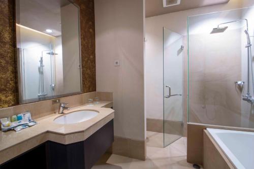 玛琅索拉斯玛琅酒店的一间带水槽和玻璃淋浴的浴室