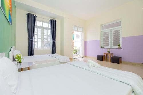 头顿Villa Vũng Tàu - An Thảo Home's的一间设有两张床和窗户的大卧室