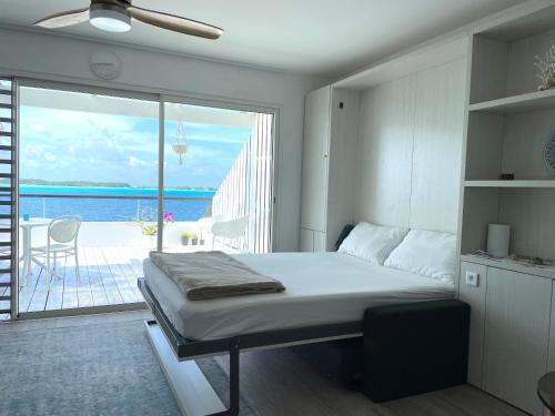波拉波拉Studio Deluxe的一间卧室配有一张床,享有海景