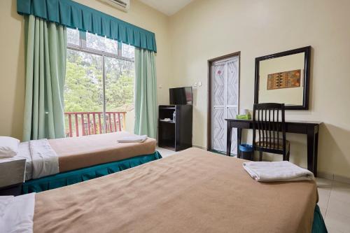 瓜拉丁加奴丁加奴马术度假酒店的酒店客房设有两张床和窗户。