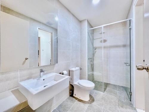 马六甲NEW! Bali Studio/4-6pax/Waterpark/5minsJonker的白色的浴室设有水槽和卫生间。