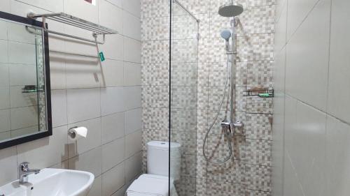 罗威那THE LAVIANA HOTEL的带淋浴、卫生间和盥洗盆的浴室