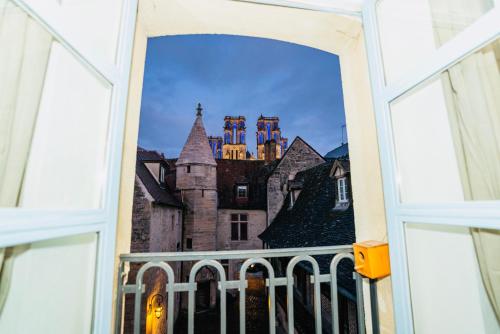 拉昂Nid douillet La Cour du Dauphin, Vue cathédrale imprenable的享有城堡景致的开放式窗户