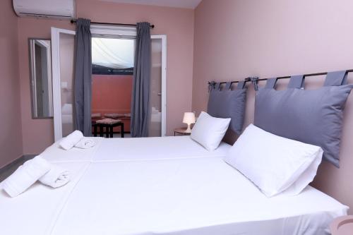 阿普索斯Casa Di Nina的一间卧室设有两张白色的床和窗户