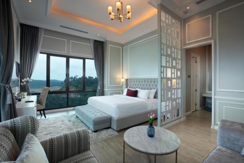 巴淡岛中心Panbil Residence Serviced Apartment的酒店客房,配有床和沙发