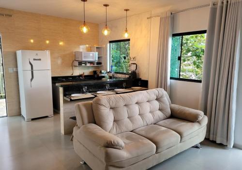 戈亚斯州上帕莱索Kit Dona Branca的带沙发的客厅和厨房