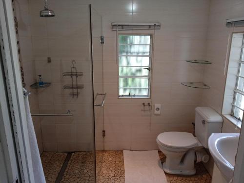 米德兰拉拉纳兹酒店的带淋浴、卫生间和盥洗盆的浴室