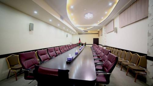 赫拉特Sadaf Hotel in Herat的大型会议室,配有长桌子和椅子