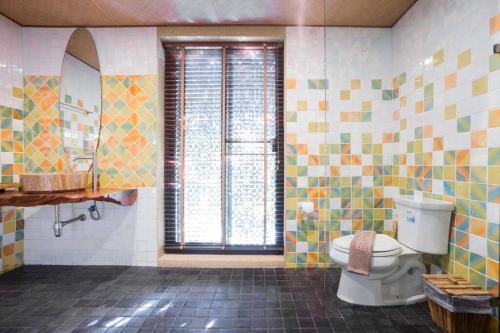 三百岭Aquar Stay Pool Villa @300yod สามร้อยยอด的一间带卫生间和镜子的浴室