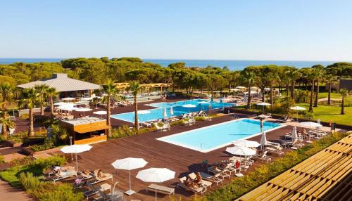 阿尔布费拉阿尔加维史诗萨纳酒店的享有度假村游泳池的顶部景致