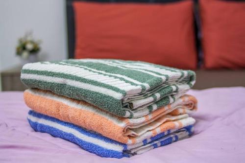 斯里巴加湾市Bunut Centre Stay的床上的一大堆毛巾
