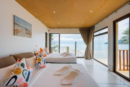 三百岭Marine Stay Pool Villa @300yod สามร้อยยอด的一间卧室设有一张床和一个大窗户