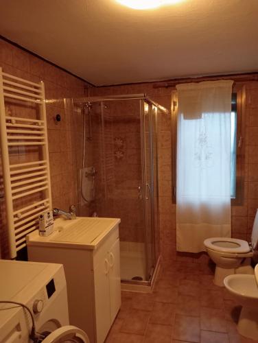 米拉Appartamento Malcontenta的带淋浴、卫生间和盥洗盆的浴室