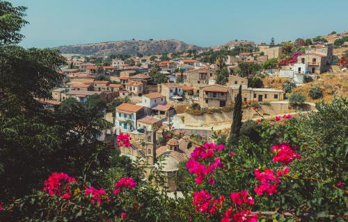 托其Cyprus Villages - Bed & Breakfast - With Access To Pool And Stunning View的享有粉红色鲜花的小镇美景