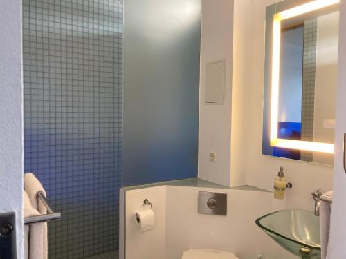 哥本哈根CPH生活酒店的一间带水槽、卫生间和镜子的浴室