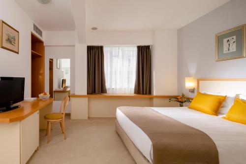 索非亚Arte Sofia Hotel的酒店客房设有一张大床和一张书桌。