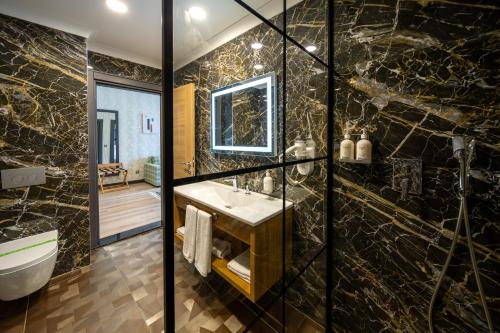 特拉布宗Holiday Inn - Trabzon-East, an IHG Hotel的一间带水槽和镜子的浴室