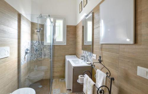 威尼斯丽都Dimora Castiglioni的带淋浴、卫生间和盥洗盆的浴室