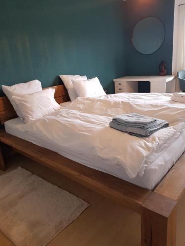 克莱恩 蒙塔纳Appartement Randogne的一张配有白色床单和枕头的大床