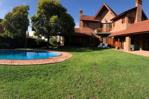 梅洛Las Lavandas - Hermoso Chalet en Villa de Merlo con vista a las sierras的庭院前带游泳池的房子