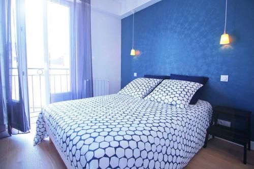 瓦讷LE LAC au DUC的一间卧室设有一张蓝色墙壁的大床