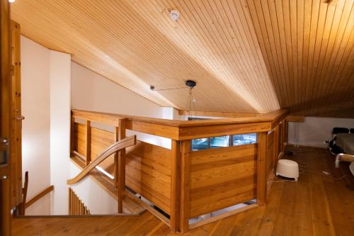 普哈圣山HolySuites 1 Ski-In & Ski-Out Holiday Home的天花板的客房内的一张木桌