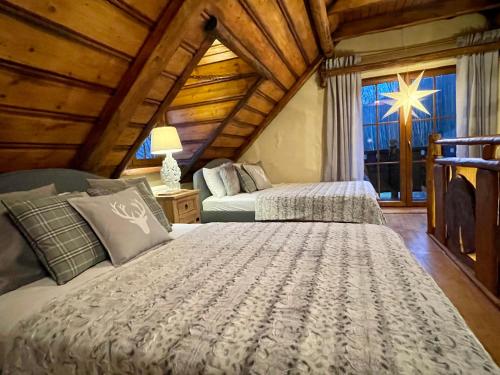 什切尔克Domek na Cuplu - opcjonalnie balia jacuzzi的一间卧室设有两张床和大窗户