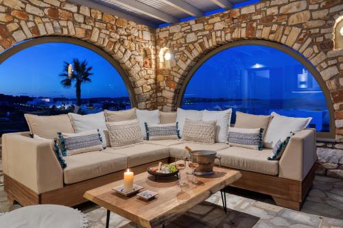 安倍拉斯Amalgam Homes Paros的客厅配有沙发和桌子