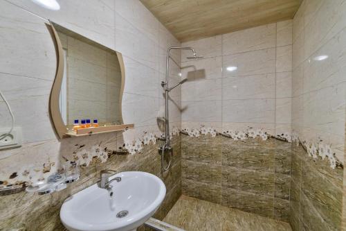 姆茨赫塔泽达泽尼酒店的一间带水槽和淋浴的浴室