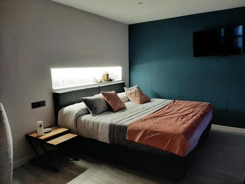 乌夫里克Apartamento Sierra Lof Paraiso的一间卧室设有一张大床和一个窗户。
