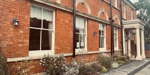 布兰德福德福鲁姆Portman Lodge的街上有窗户的红砖建筑
