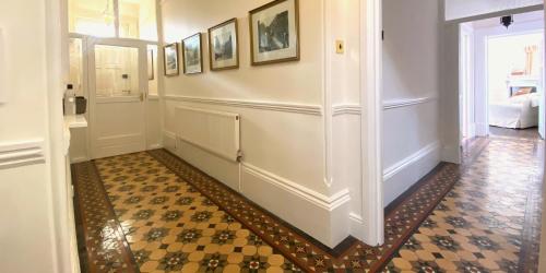 布兰德福德福鲁姆Portman Lodge的房屋内带 ⁇ 架的走廊