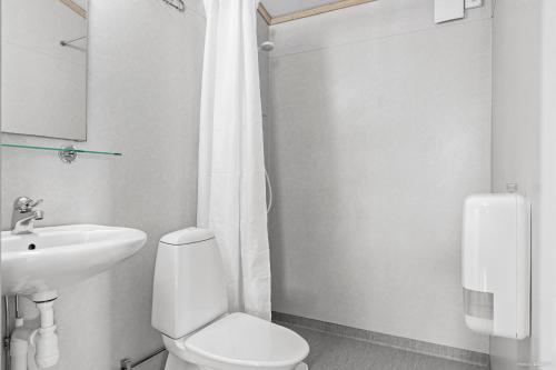 卡尔斯塔德First Camp Skutberget-Karlstad的白色的浴室设有卫生间和水槽。