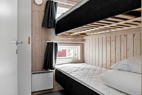卡尔斯塔德First Camp Skutberget-Karlstad的房屋内一间带双层床的卧室