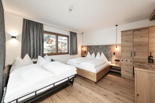 格罗萨尔Das Diellehen的酒店客房带两张床和厨房